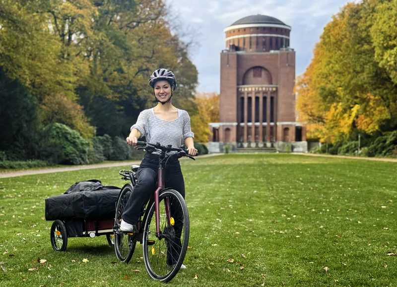 800pxIMG_0826 Theresa Sandmaier mit Rad und mobiler Liege